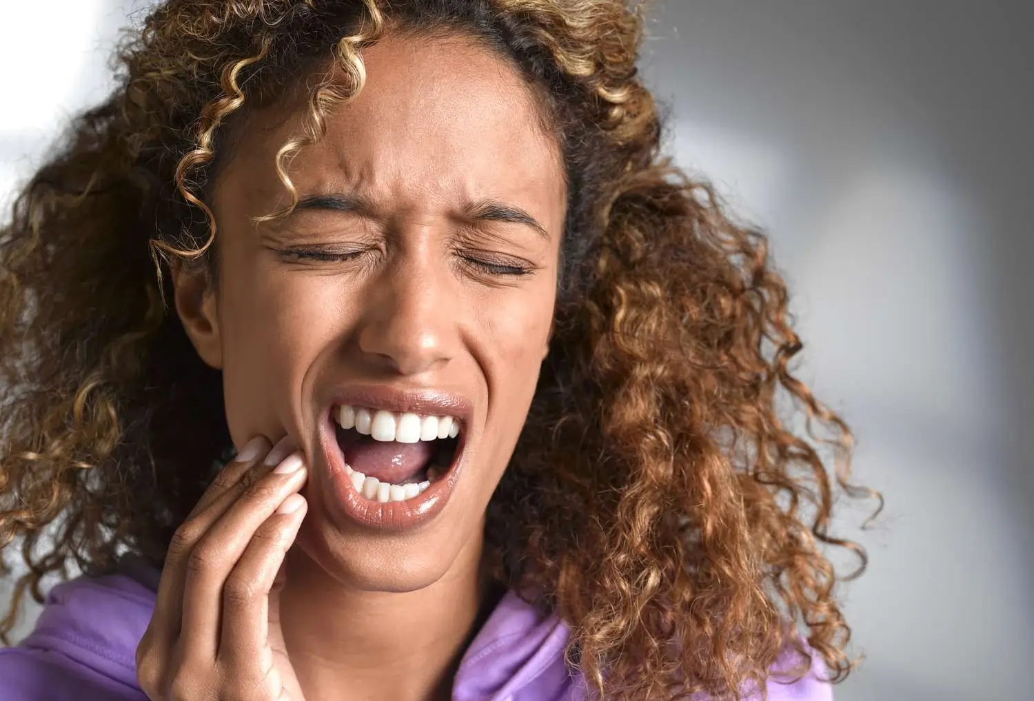How Can You Soothe Sensitivity After a Teeth Whitening Session Hempstead?